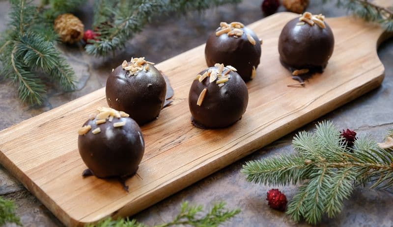 Hjemmelavet brownie dyppet i belgisk callebaut chokolade
