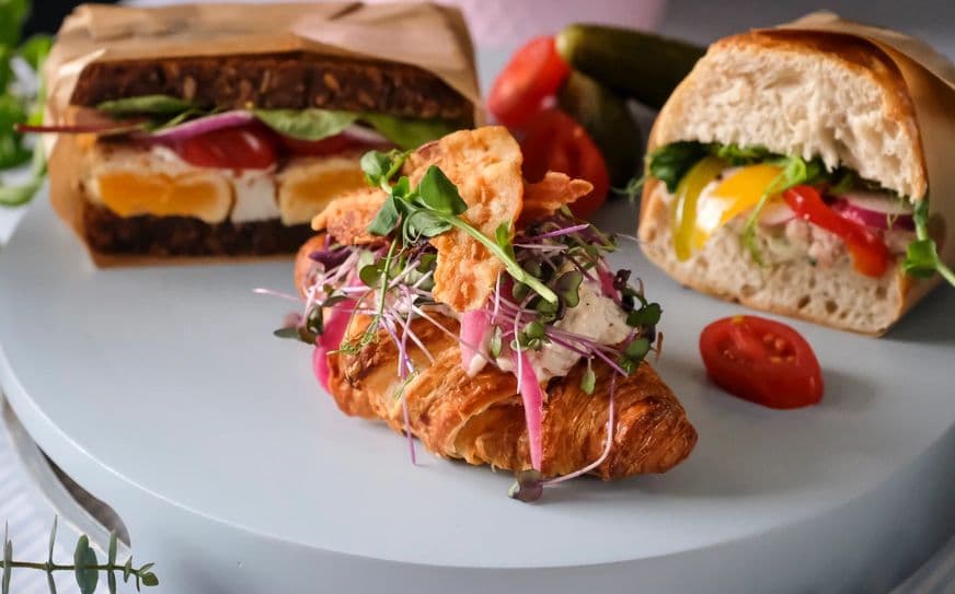 Smørcroissant m. kyllingesalat & sprødstegte bacon