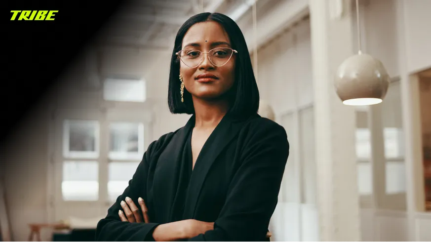 Professionel kvinde demonstrerer højere performance på arbejdspladsen